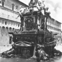 ACA-F-037828-0000: La base della fontana del Nettuno a Bologna, opera del Giambologna, 1920-1930 ca., Archivi Alinari, Firenze;
