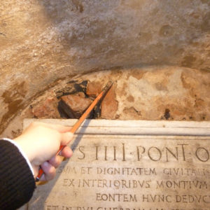 Punto di prelievo del campione di intonaco in corrispondenza della nicchia sotto la statua con la targa dedicata a Pio IV.